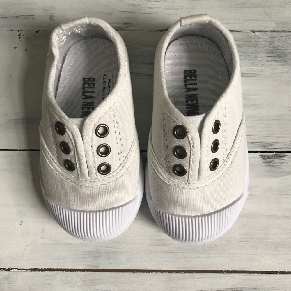 🆕 NWOT Toddler off white slip on sneakers. Size 6
